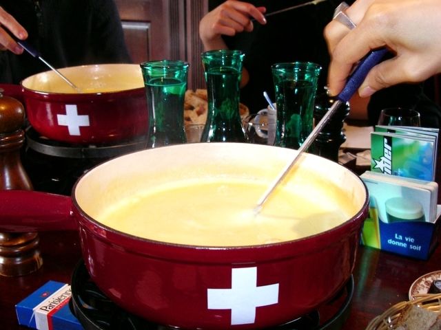 https://parolesdefromagers.com/wp-content/uploads/2023/10/Le-guide-ultime-de-la-fondue-au-fromage1.jpg