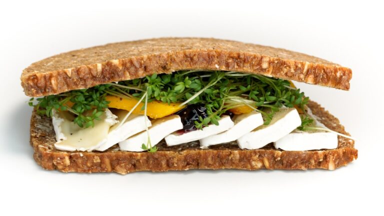 sandwich avec du camembert et de la salade